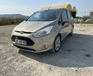 Vooraanzicht van een huurauto Ford B-Max op de luchthaven van Tirana, Albanië ✓ Auto #16368. ✓ Transmissie Automatisch TM ✓ 0 beoordelingen.