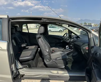 Interieur van Ford B-Max te huur in Albanië. Een geweldige auto met 5 zitplaatsen en een Automatisch transmissie.