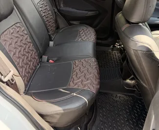 Benzine motor van 1,2L van Suzuki Baleno 2026 te huur op de luchthaven van Goa.
