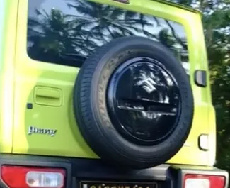 Vooraanzicht van een huurauto Suzuki Jimny op de luchthaven van Goa, Goa ✓ Auto #16189. ✓ Transmissie Automatisch TM ✓ 0 beoordelingen.