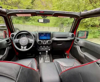 Benzine motor van 3,6L van Jeep Wrangler 2017 te huur in Tbilisi.