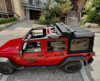 Jeep Wrangler 2017 beschikbaar voor verhuur in Tbilisi, met een kilometerlimiet van onbeperkt.
