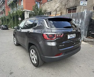 Vooraanzicht van een huurauto Jeep Compass in Tbilisi, Georgië ✓ Auto #16468. ✓ Transmissie Automatisch TM ✓ 0 beoordelingen.