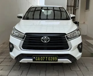 Benzine motor van 2,4L van Toyota Innova 2025 te huur op de luchthaven van Goa.