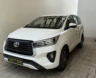 Verhuur Toyota Innova. Comfort, Crossover, Minivan Auto te huur in Goa ✓ Borg van Borg van 60 USD ✓ Verzekeringsmogelijkheden TPL.