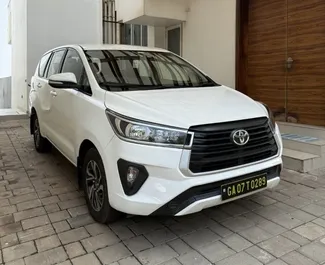 Autohuur Toyota Innova 2025 in in Goa, met Benzine brandstof en 150 pk ➤ Vanaf 53 USD per dag.