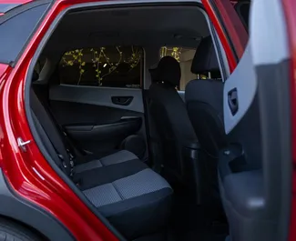 Interieur van Hyundai Kona te huur in Georgië. Een geweldige auto met 5 zitplaatsen en een Automatisch transmissie.