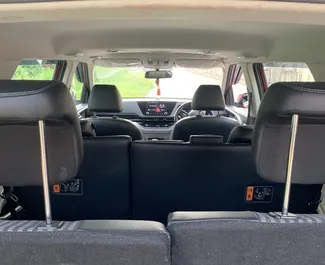 Benzine motor van 1,5L van Kia Carens 2024 te huur op de luchthaven van Goa.