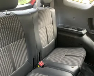 Interieur van Kia Carens te huur in Goa. Een geweldige auto met 7 zitplaatsen en een Automatisch transmissie.