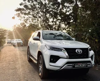 Vooraanzicht van een huurauto Toyota Fortuner op de luchthaven van Goa, Goa ✓ Auto #16171. ✓ Transmissie Automatisch TM ✓ 0 beoordelingen.