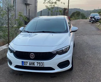 Vooraanzicht van een huurauto Fiat Egea in Alanya, Turkije ✓ Auto #16405. ✓ Transmissie Automatisch TM ✓ 0 beoordelingen.