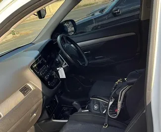 Mitsubishi Outlander 2018 beschikbaar voor verhuur in Limassol, met een kilometerlimiet van onbeperkt.