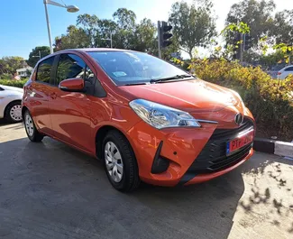 Vooraanzicht van een huurauto Toyota Vitz in Limassol, Cyprus ✓ Auto #10990. ✓ Transmissie Automatisch TM ✓ 0 beoordelingen.