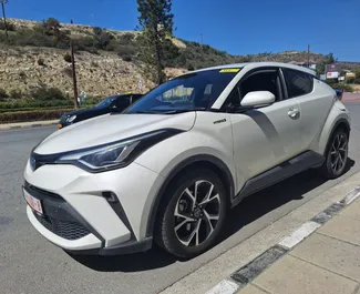 Vooraanzicht van een huurauto Toyota C-HR in Limassol, Cyprus ✓ Auto #16460. ✓ Transmissie Automatisch TM ✓ 0 beoordelingen.