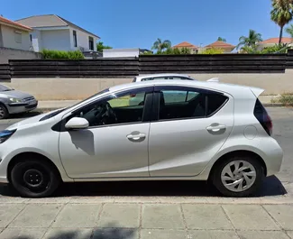Verhuur Toyota Aqua. Economy Auto te huur in Cyprus ✓ Borg van Borg van 100 EUR ✓ Verzekeringsmogelijkheden TPL, CDW, SCDW, Diefstal, Jonge.