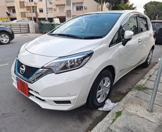 Vooraanzicht van een huurauto Nissan Note in Limassol, Cyprus ✓ Auto #10760. ✓ Transmissie Automatisch TM ✓ 3 beoordelingen.