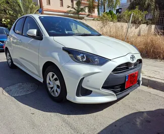 Vooraanzicht van een huurauto Toyota Yaris in Limassol, Cyprus ✓ Auto #16458. ✓ Transmissie Automatisch TM ✓ 0 beoordelingen.