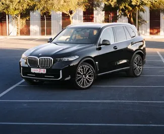 Diesel motor van 3,0L van BMW X5 2024 te huur in Larnaca.