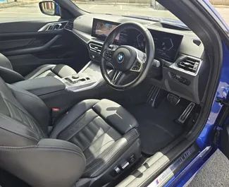 Interieur van BMW 420i Cabrio te huur in Cyprus. Een geweldige auto met 4 zitplaatsen en een Automatisch transmissie.
