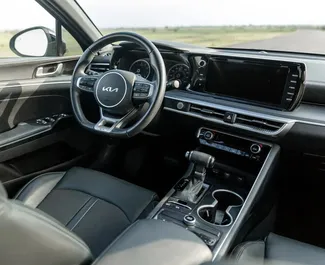 Autohuur Kia K5 2022 in in Georgië, met Benzine brandstof en 180 pk ➤ Vanaf 145 GEL per dag.