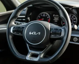 Interieur van Kia K5 te huur in Georgië. Een geweldige auto met 5 zitplaatsen en een Automatisch transmissie.