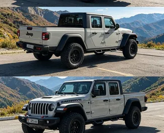 Vooraanzicht van een huurauto Jeep Gladiator in Bishkek, Kirgizië ✓ Auto #16344. ✓ Transmissie Automatisch TM ✓ 0 beoordelingen.