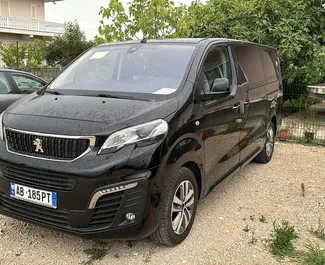 Vooraanzicht van een huurauto Peugeot Expert Traveller in Tirana, Albanië ✓ Auto #16394. ✓ Transmissie Automatisch TM ✓ 0 beoordelingen.