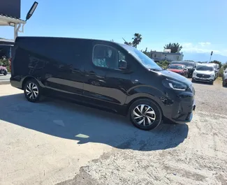 Vooraanzicht van een huurauto Fiat Ulysse op de luchthaven van Antalya, Turkije ✓ Auto #16395. ✓ Transmissie Automatisch TM ✓ 0 beoordelingen.