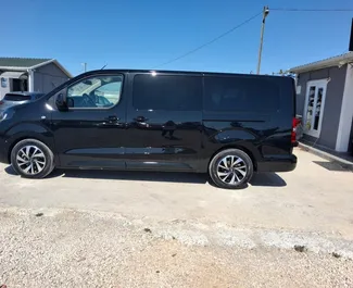 Fiat Ulysse 2026 beschikbaar voor verhuur op de luchthaven van Antalya, met een kilometerlimiet van 200 km/dag.
