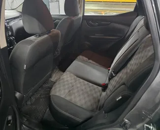 Interieur van Nissan Rogue te huur in Georgië. Een geweldige auto met 4 zitplaatsen en een Automatisch transmissie.