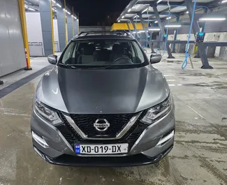 Vooraanzicht van een huurauto Nissan Rogue op de luchthaven van Tbilisi, Georgië ✓ Auto #16455. ✓ Transmissie Automatisch TM ✓ 0 beoordelingen.