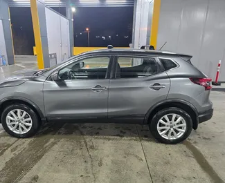 Benzine motor van 2,0L van Nissan Rogue 2019 te huur op de luchthaven van Tbilisi.