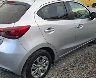Vooraanzicht van een huurauto Mazda 2 in Limassol, Cyprus ✓ Auto #16457. ✓ Transmissie Automatisch TM ✓ 0 beoordelingen.