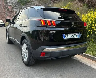 Vooraanzicht van een huurauto Peugeot 3008 op Podgorica Luchthaven, Montenegro ✓ Auto #16475. ✓ Transmissie Automatisch TM ✓ 0 beoordelingen.