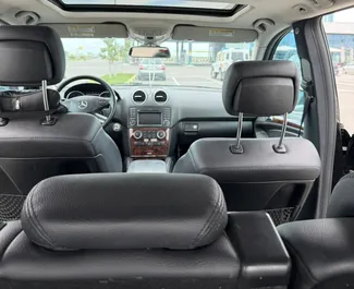 Interieur van Mercedes-Benz ML350 te huur in Albanië. Een geweldige auto met 5 zitplaatsen en een Automatisch transmissie.