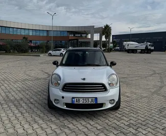 Vooraanzicht van een huurauto Mini Countryman Cooper S in Tirana, Albanië ✓ Auto #16434. ✓ Transmissie Handmatig TM ✓ 0 beoordelingen.