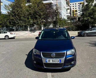 Vooraanzicht van een huurauto Volkswagen Touran in Tirana, Albanië ✓ Auto #16437. ✓ Transmissie Automatisch TM ✓ 0 beoordelingen.