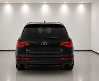 Interieur van Audi Q7 te huur in Albanië. Een geweldige auto met 7 zitplaatsen en een Automatisch transmissie.