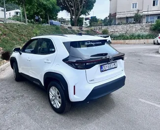 Vooraanzicht van een huurauto Toyota Yaris Cross in Dubrovnik, Kroatië ✓ Auto #16260. ✓ Transmissie Automatisch TM ✓ 0 beoordelingen.