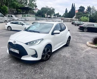 Autohuur Toyota Yaris 2026 in in Kroatië, met Hybride brandstof en 90 pk ➤ Vanaf 32 EUR per dag.