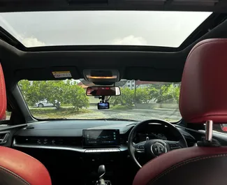 Vooraanzicht van een huurauto MG 5/GT op de luchthaven van Phuket, Thailand ✓ Auto #10734. ✓ Transmissie Automatisch TM ✓ 0 beoordelingen.