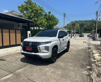 Vooraanzicht van een huurauto Mitsubishi Pajero Sport op de luchthaven van Phuket, Thailand ✓ Auto #16294. ✓ Transmissie Automatisch TM ✓ 0 beoordelingen.
