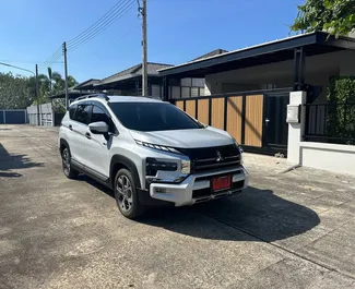 Vooraanzicht van een huurauto Mitsubishi Xpander Cross op de luchthaven van Phuket, Thailand ✓ Auto #16298. ✓ Transmissie Automatisch TM ✓ 0 beoordelingen.
