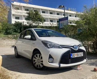 Vooraanzicht van een huurauto Toyota Yaris op Podgorica Luchthaven, Montenegro ✓ Auto #16210. ✓ Transmissie Automatisch TM ✓ 0 beoordelingen.