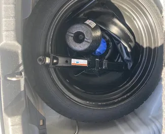 Hybride motor van 1,5L van Toyota Yaris 2017 te huur op Podgorica Luchthaven.