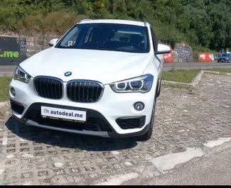 Vooraanzicht van een huurauto BMW X1 op Podgorica Luchthaven, Montenegro ✓ Auto #16201. ✓ Transmissie Automatisch TM ✓ 0 beoordelingen.