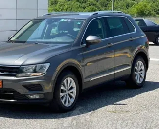 Vooraanzicht van een huurauto Volkswagen Tiguan op Podgorica Luchthaven, Montenegro ✓ Auto #16217. ✓ Transmissie Automatisch TM ✓ 0 beoordelingen.