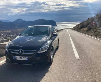 Vooraanzicht van een huurauto Mercedes-Benz B-Class op Podgorica Luchthaven, Montenegro ✓ Auto #16213. ✓ Transmissie Automatisch TM ✓ 0 beoordelingen.