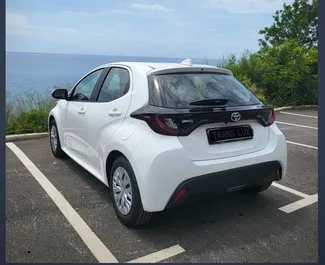 Vooraanzicht van een huurauto Toyota Yaris op Podgorica Luchthaven, Montenegro ✓ Auto #15706. ✓ Transmissie Automatisch TM ✓ 0 beoordelingen.