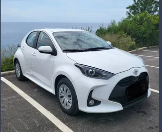 Autohuur Toyota Yaris #15706 Automatisch op Podgorica Luchthaven, uitgerust met 1,5L motor ➤ Van Yan in Montenegro.